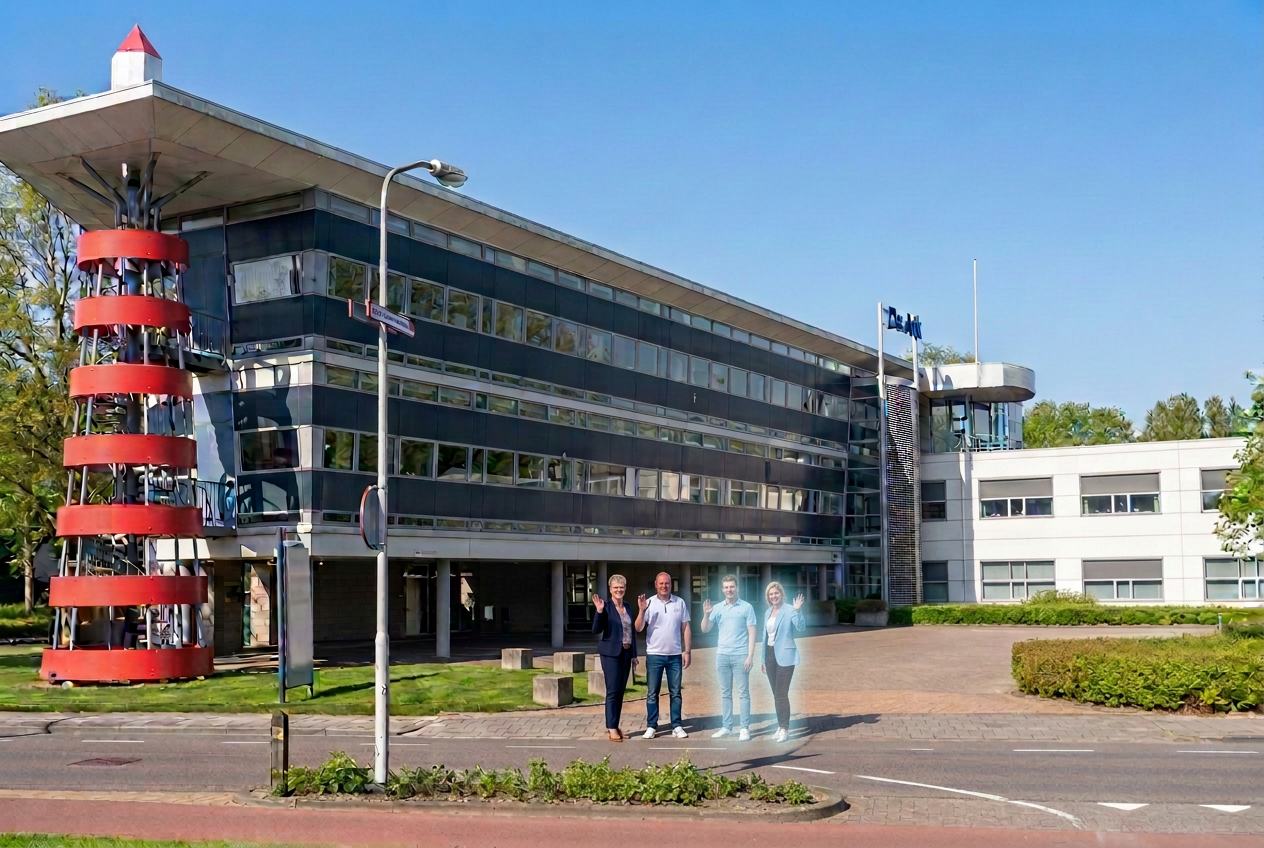 Eviete Huurman, Jan George Helder, Kees en Anja zwaaien bij de ingang van het pand van Helder Matcht in Leek